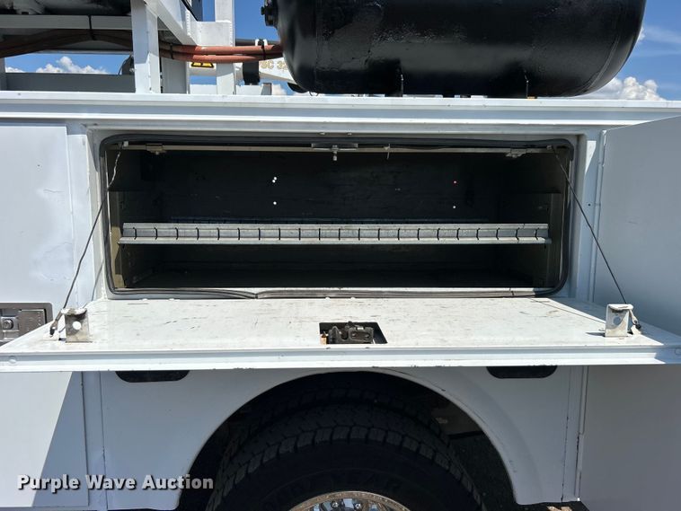 image for item EG0994 2011 Ford F550 Super Duty utility / service truck