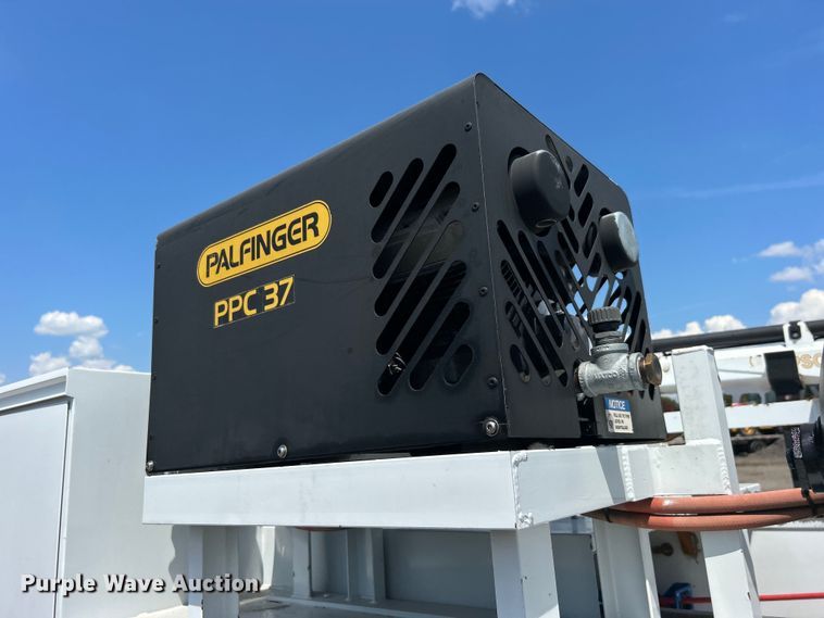 image for item EG0994 2011 Ford F550 Super Duty utility / service truck