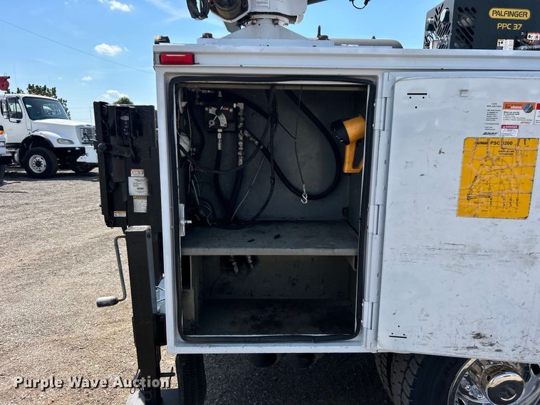 image for item EG0994 2011 Ford F550 Super Duty utility / service truck