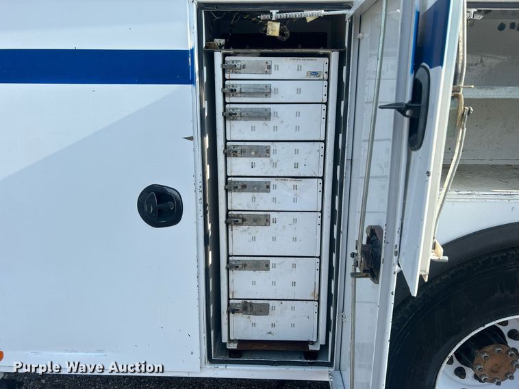 image for item EG1046 2007 Ford F750 Super Duty  utility / service truck