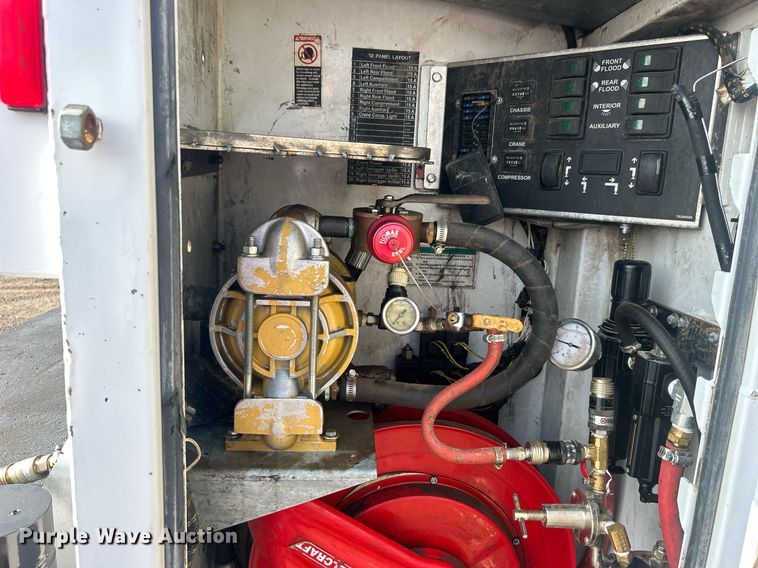 image for item EG1046 2007 Ford F750 Super Duty  utility / service truck