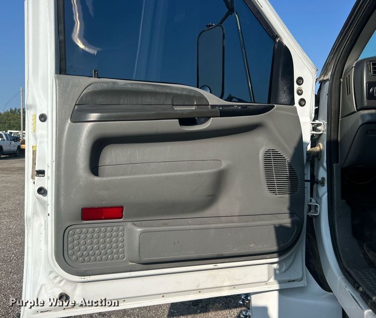 image for item EG1046 2007 Ford F750 Super Duty  utility / service truck