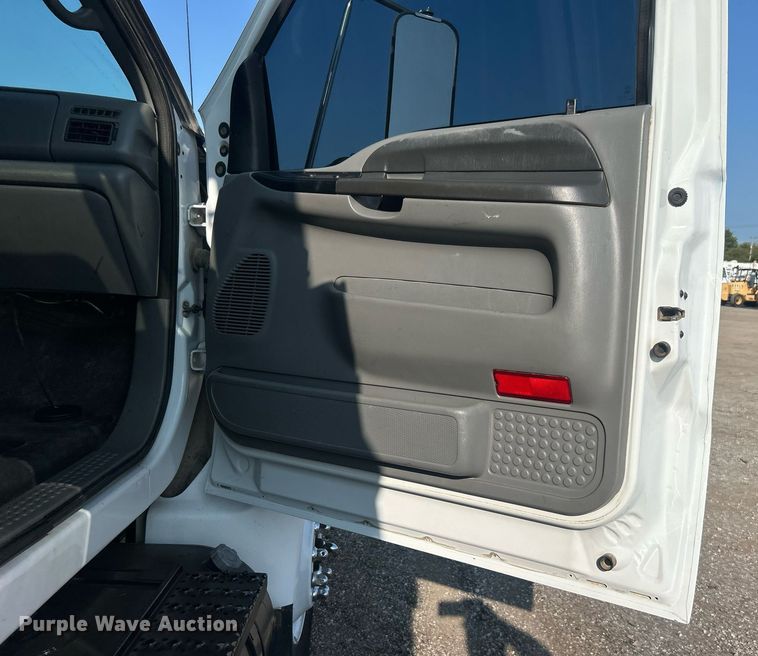 image for item EG1046 2007 Ford F750 Super Duty  utility / service truck