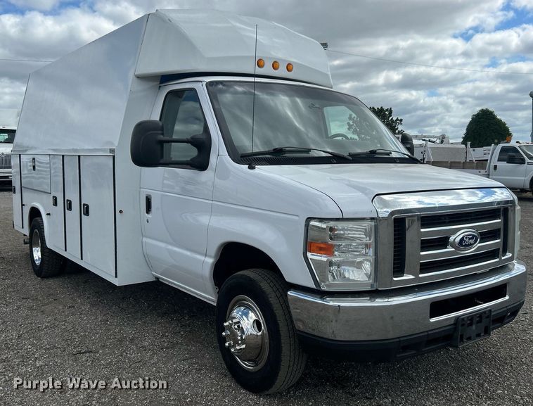image for item EG1054 2016 Ford E450 utility van