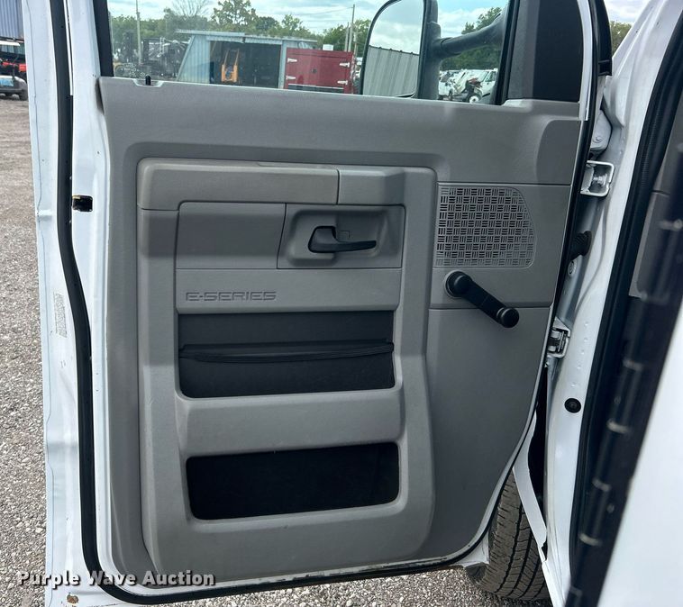 image for item EG1054 2016 Ford E450 utility van