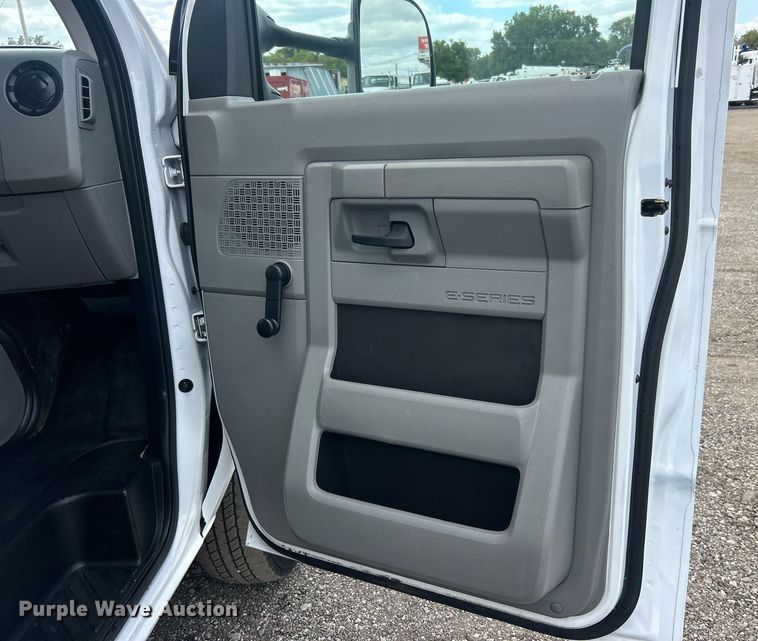 image for item EG1054 2016 Ford E450 utility van