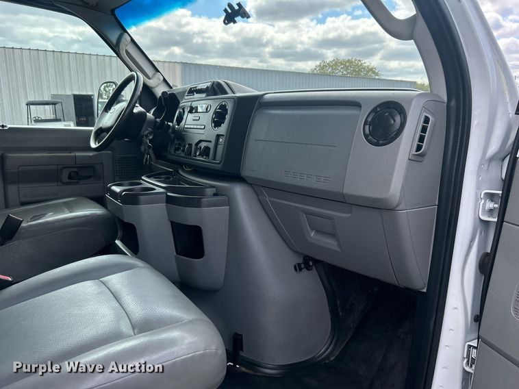 image for item EG1054 2016 Ford E450 utility van