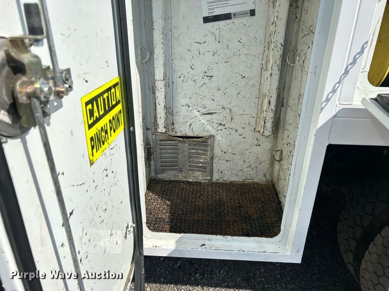 image for item EG1066 2016 Ford F550 Super Duty  Crew cab utility / service truck