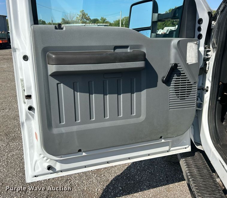 image for item EG1066 2016 Ford F550 Super Duty  Crew cab utility / service truck