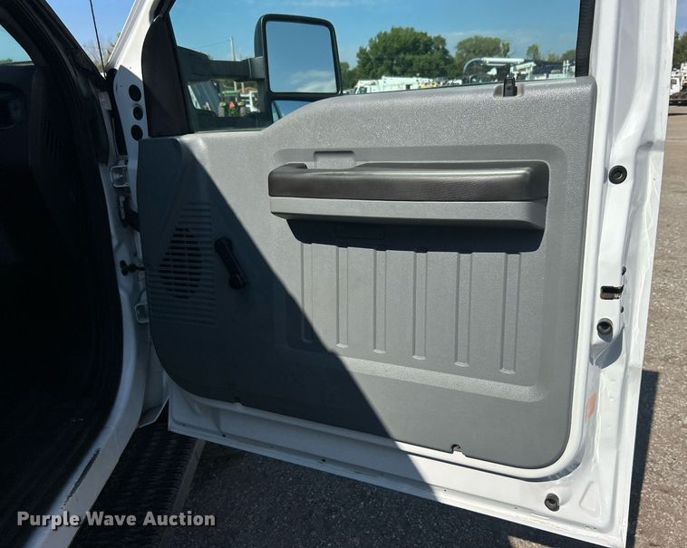 image for item EG1066 2016 Ford F550 Super Duty  Crew cab utility / service truck