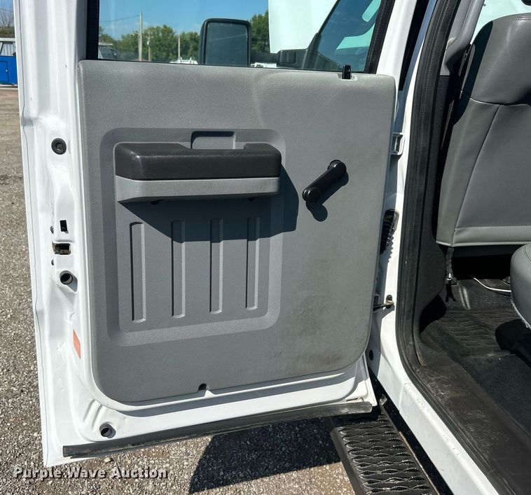 image for item EG1066 2016 Ford F550 Super Duty  Crew cab utility / service truck