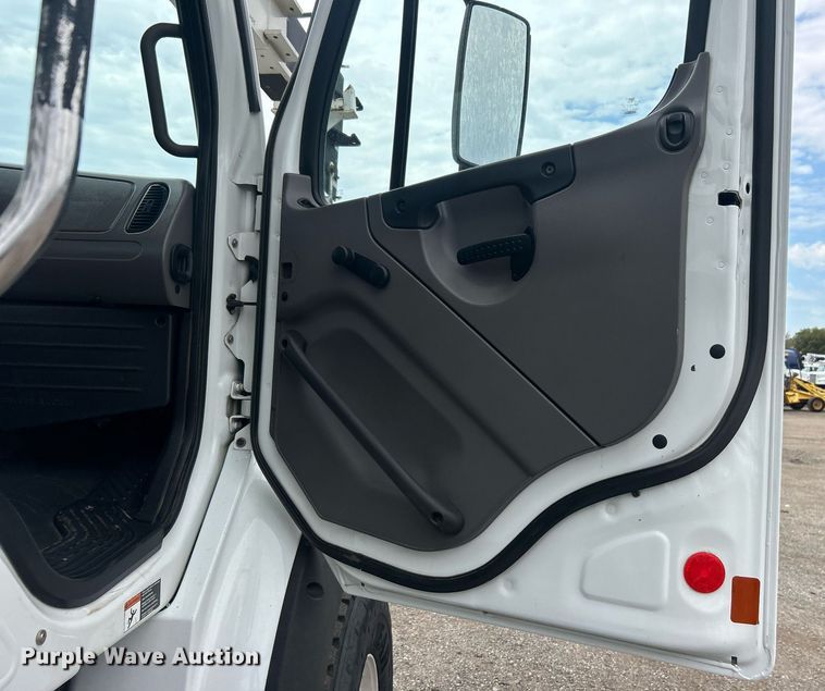 image for item EG1090 2012 Freightliner  Business Class M2 crane truck