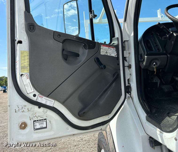 image for item EG1091 2007 Freightliner  Business Class M2 crane truck