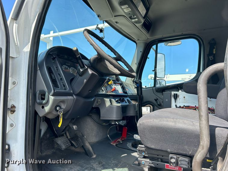 image for item EG1091 2007 Freightliner  Business Class M2 crane truck