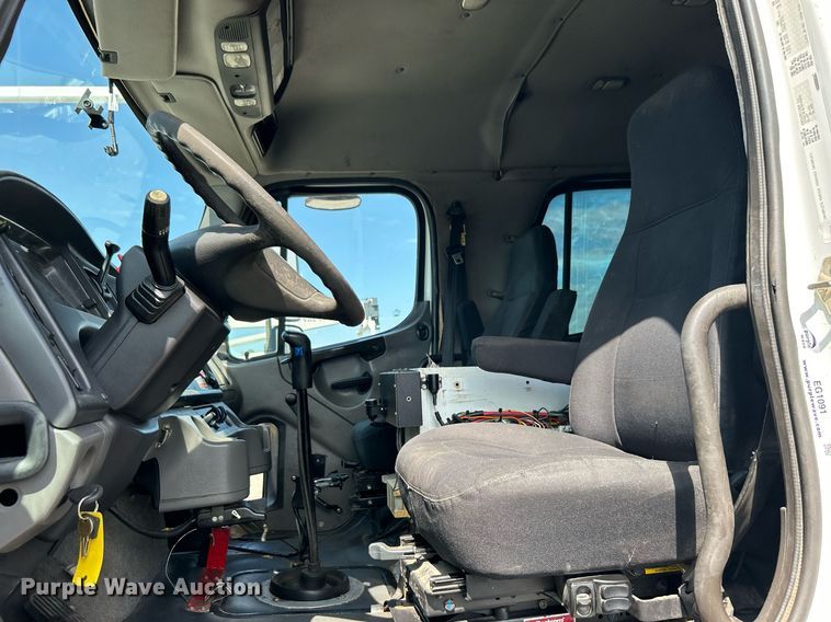 image for item EG1091 2007 Freightliner  Business Class M2 crane truck