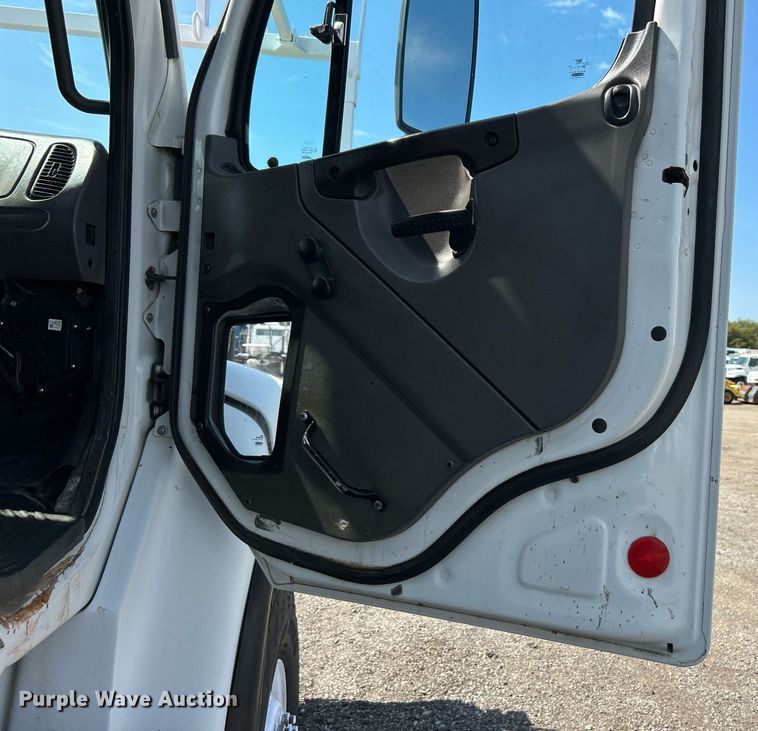 image for item EG1091 2007 Freightliner  Business Class M2 crane truck