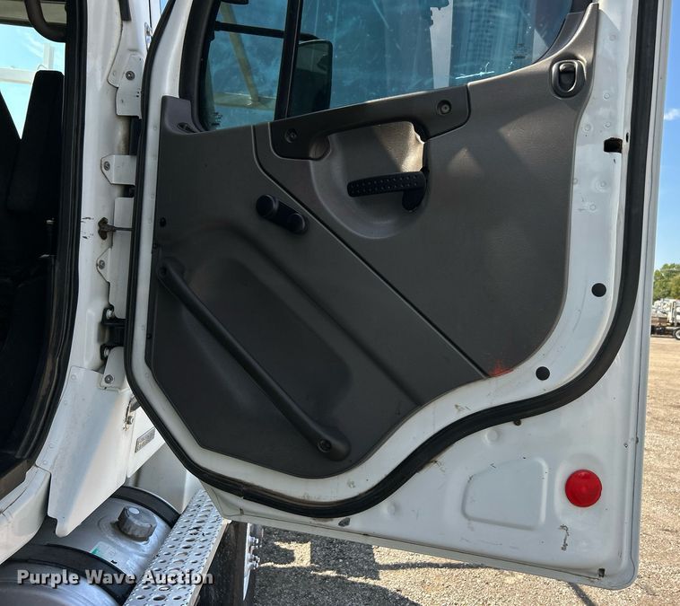 image for item EG1091 2007 Freightliner  Business Class M2 crane truck