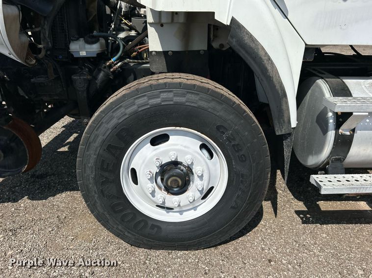 image for item EG1091 2007 Freightliner  Business Class M2 crane truck