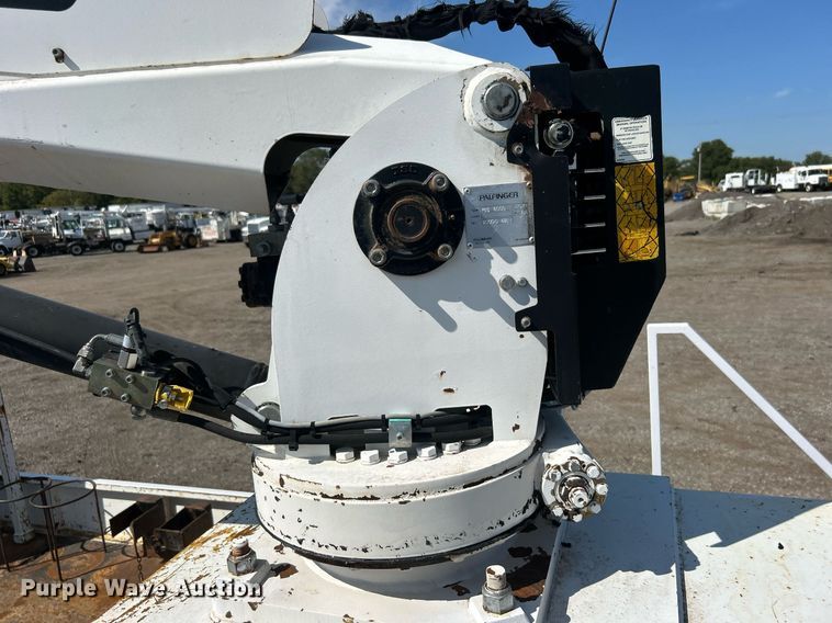 image for item EG1092 2007 Freightliner  Business Class M2 crane truck