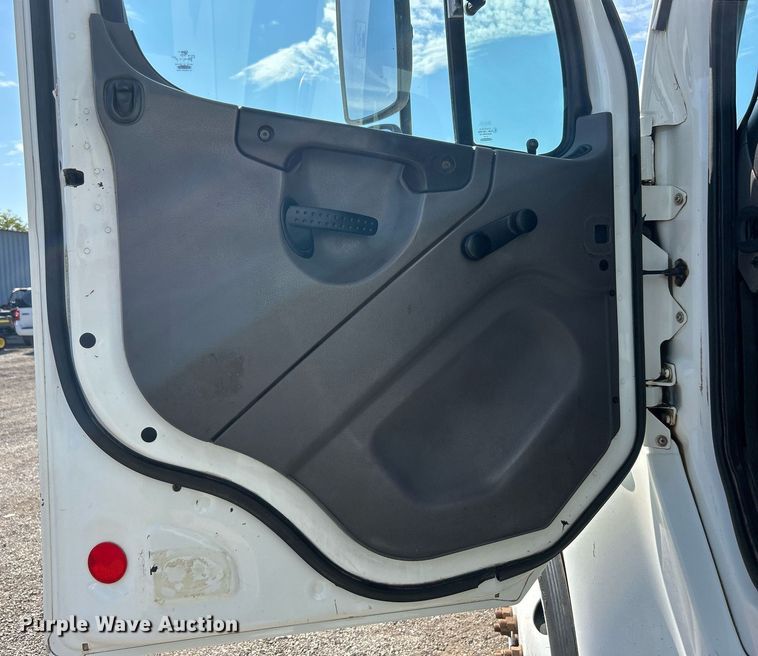 image for item EG1092 2007 Freightliner  Business Class M2 crane truck