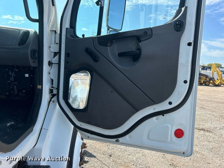 image for item EG1092 2007 Freightliner  Business Class M2 crane truck