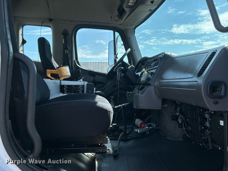 image for item EG1092 2007 Freightliner  Business Class M2 crane truck