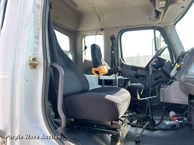 image for item EG1092 2007 Freightliner  Business Class M2 crane truck