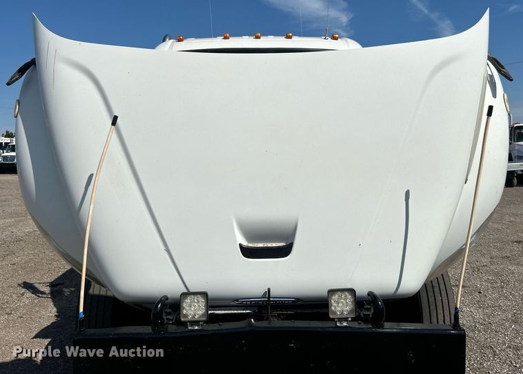 image for item EG1092 2007 Freightliner  Business Class M2 crane truck