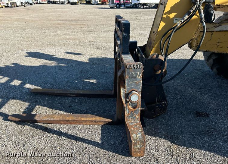 image for item EG1097 2004 Caterpillar  TH560B telehandler