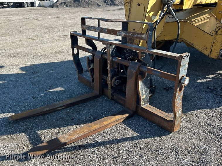 image for item EG1097 2004 Caterpillar  TH560B telehandler