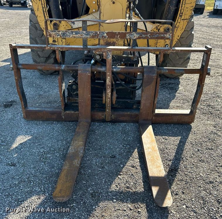 image for item EG1097 2004 Caterpillar  TH560B telehandler
