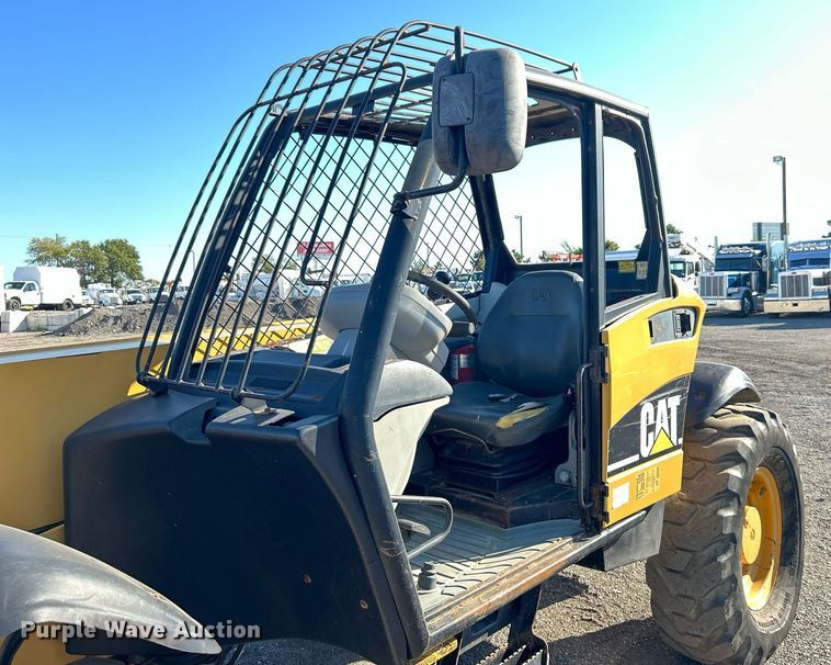 image for item EG1097 2004 Caterpillar  TH560B telehandler