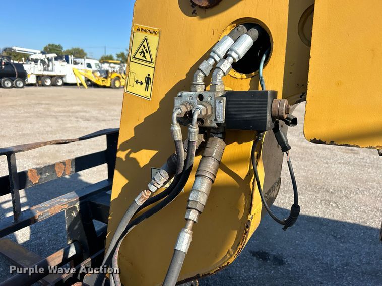 image for item EG1097 2004 Caterpillar  TH560B telehandler