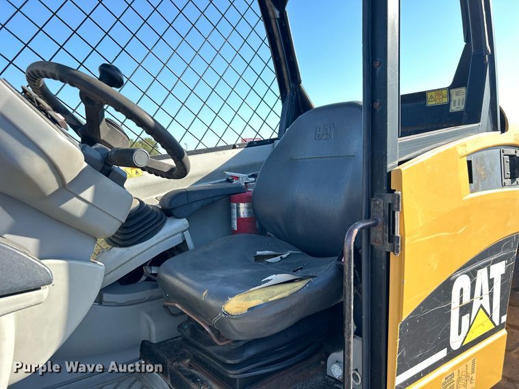 image for item EG1097 2004 Caterpillar  TH560B telehandler