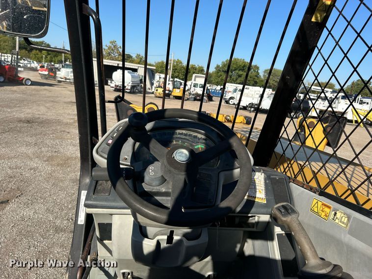 image for item EG1097 2004 Caterpillar  TH560B telehandler
