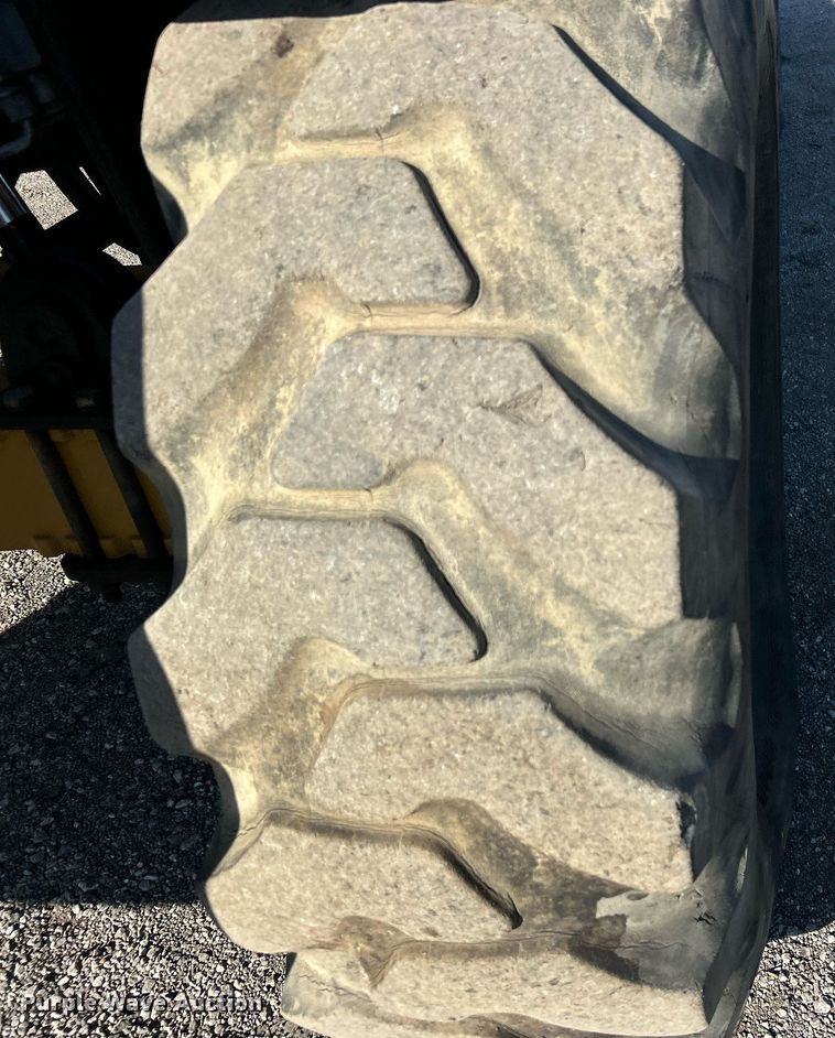 image for item EG1097 2004 Caterpillar  TH560B telehandler