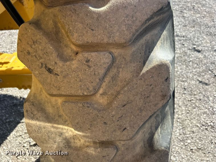 image for item EG1097 2004 Caterpillar  TH560B telehandler