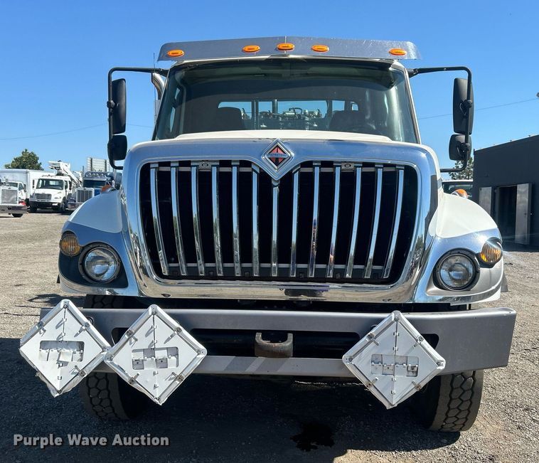 image for item EG1105 2013 International  7400 tank truck