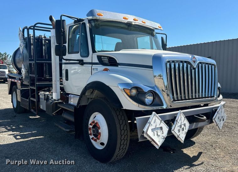 image for item EG1105 2013 International  7400 tank truck