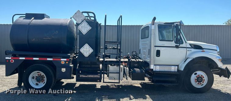 image for item EG1105 2013 International  7400 tank truck