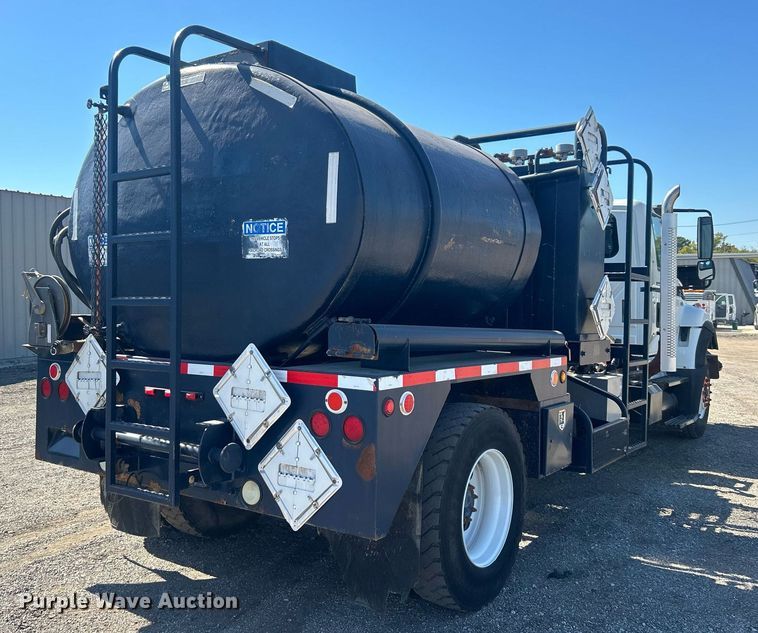 image for item EG1105 2013 International  7400 tank truck