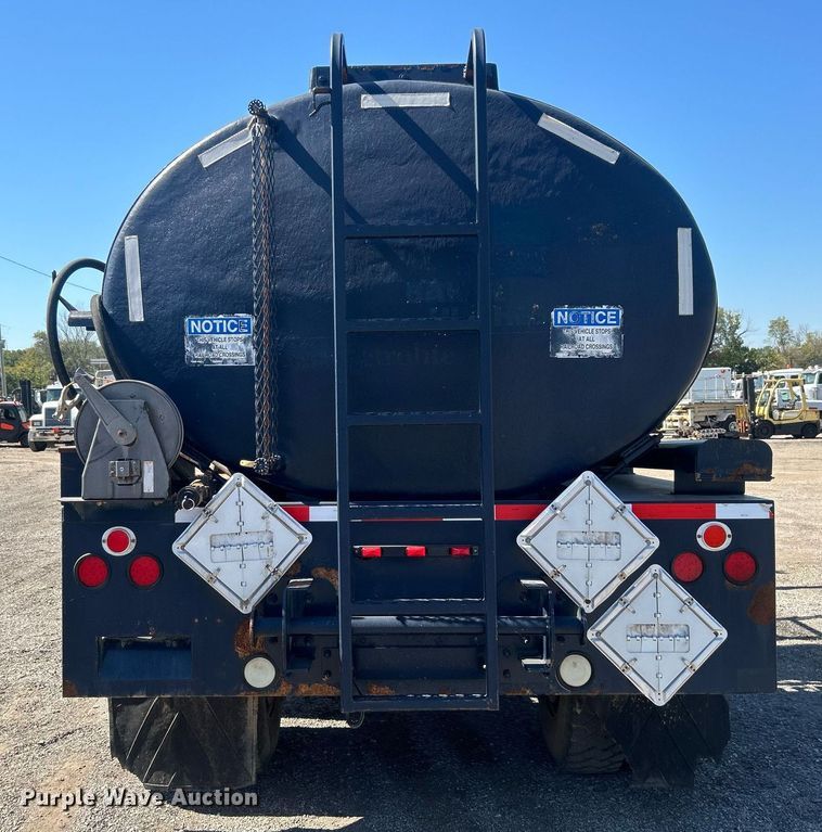 image for item EG1105 2013 International  7400 tank truck