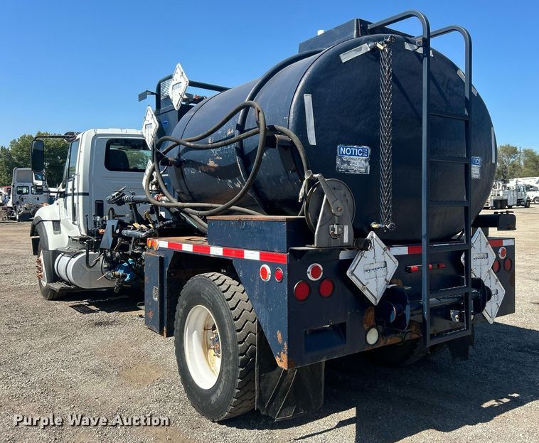 image for item EG1105 2013 International  7400 tank truck