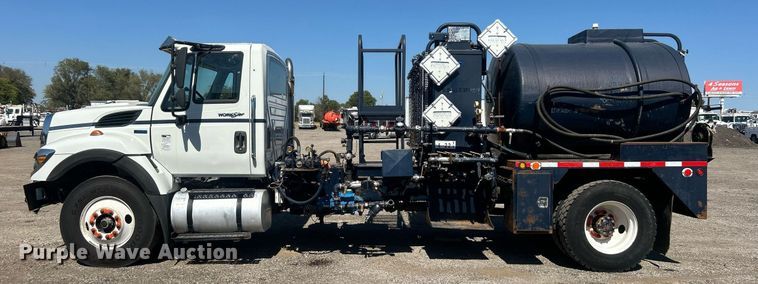 image for item EG1105 2013 International  7400 tank truck