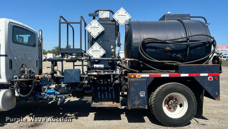 image for item EG1105 2013 International  7400 tank truck