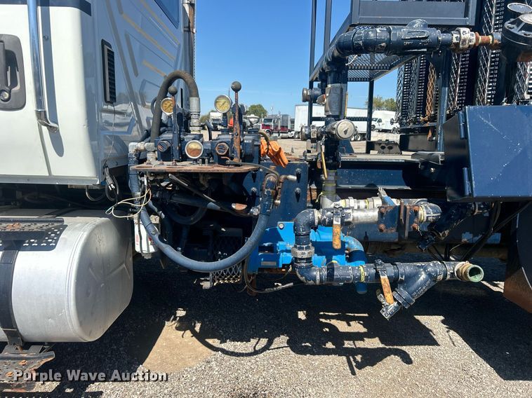 image for item EG1105 2013 International  7400 tank truck