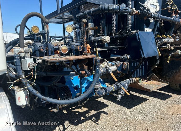 image for item EG1105 2013 International  7400 tank truck