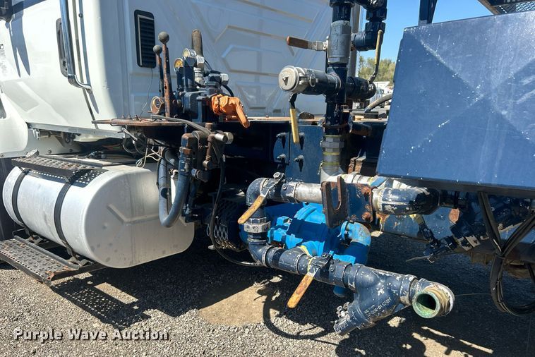 image for item EG1105 2013 International  7400 tank truck