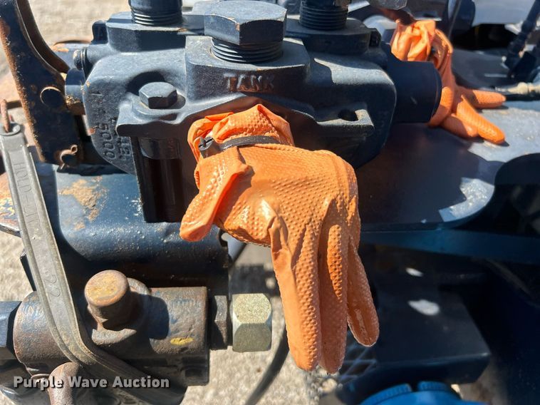 image for item EG1105 2013 International  7400 tank truck