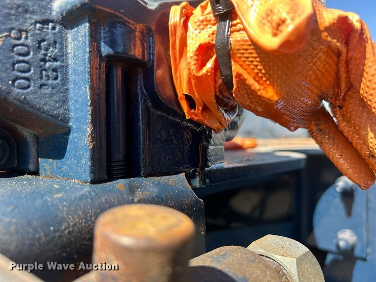 image for item EG1105 2013 International  7400 tank truck